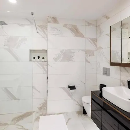 Апартаменты 5 Min Walk To Taksim Square & Galata Sleeps 4 *